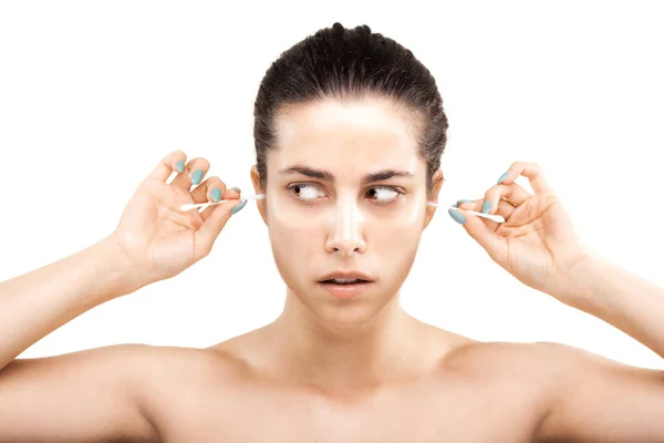 Meisje met katoen oor stokken maken van grimas — Stockfoto