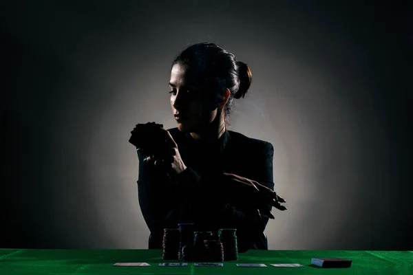 Silhouette poker flicka med en cigarr — Stockfoto