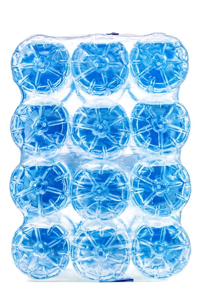 Paquete de doce botellas de agua de plástico — Foto de Stock