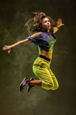 Zumba dansçı duman arka plan atlama