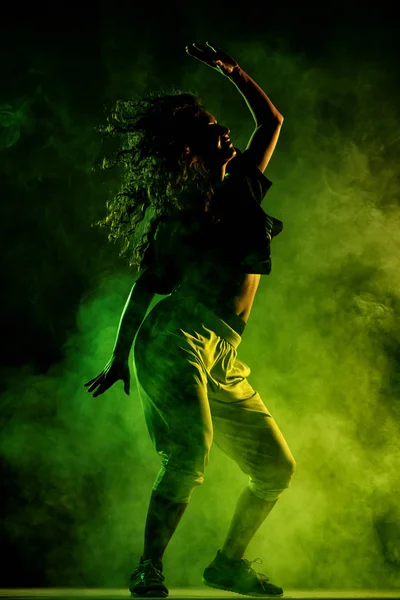 Silhueta zumba dançarina com fundo de fumaça — Fotografia de Stock