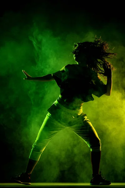Silhueta zumba dançarina com fundo de fumaça — Fotografia de Stock