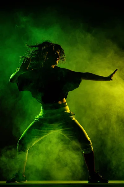 Bailarina de zumba silueta con fondo de humo — Foto de Stock