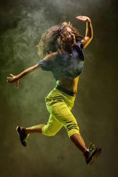 Jumping zumba dançarina com fundo de fumaça — Fotografia de Stock