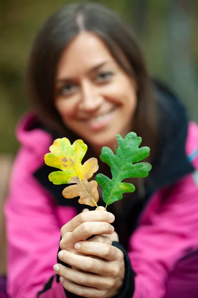 Flicka Rosa Med Två Höstlöv Höstsäsongen Berget Fokus Blad — Stockfoto