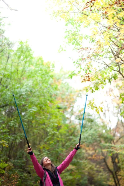 Wandelend Meisje Met Stokken Rugzak Een Pad Handen Omhoog Genietend — Stockfoto