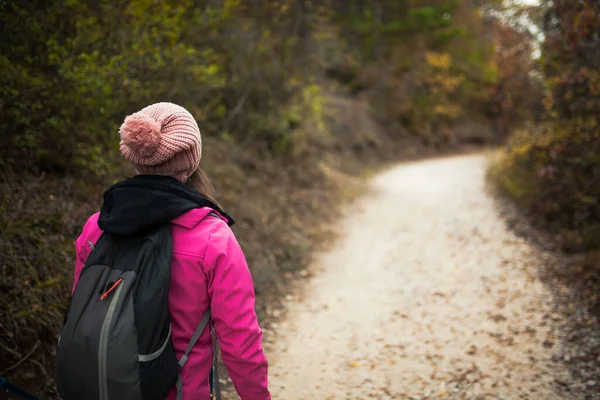 Ένα Κορίτσι Πεζοπόρος Που Περπατάει Ένα Μονοπάτι Στα Βουνά Πίσω — Φωτογραφία Αρχείου
