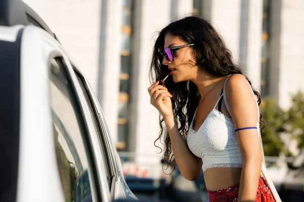 자동차 거울을 립스틱을 아름다운 아가씨 여름날 — 스톡 사진