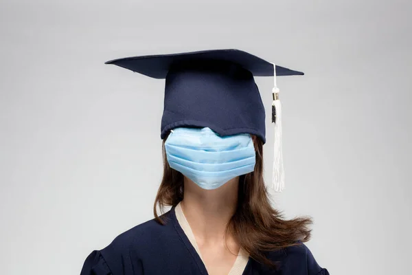 Afstuderen Meisje Portret Vearing Medisch Masker Zelfisolatie Quarantaine Virtueel Graduatieconcept — Stockfoto