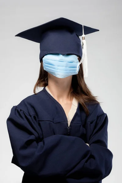 Retrato Chica Graduada Con Máscara Médica Autoaislamiento Cuarentena Concepto Graduación —  Fotos de Stock