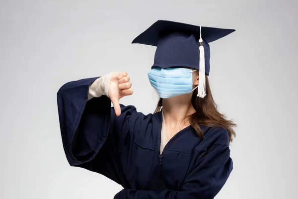 毕业女生肖像 戴着医疗面具 砰的一声关上了 自我隔离 虚拟毕业概念 — 图库照片