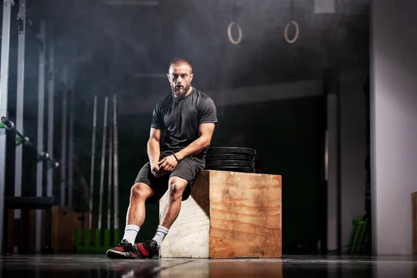 重量挙げ装置を持つ筋肉運動選手 フィットネススタジオでクロスフィットトレーナー 煙の背景 — ストック写真