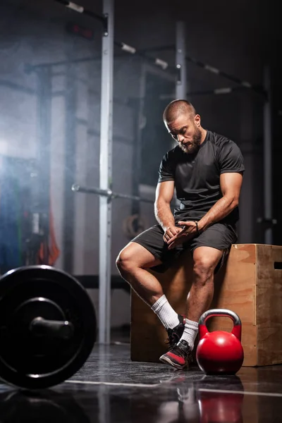 Atleta Muscular Com Equipamento Levantamento Peso Treinador Crossfit Estúdio Fitness — Fotografia de Stock