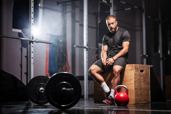 Muskelidrottare Med Tyngdlyftningsutrustning Crossfit Trainer Fitnessstudio Rökbakgrund — Stockfoto