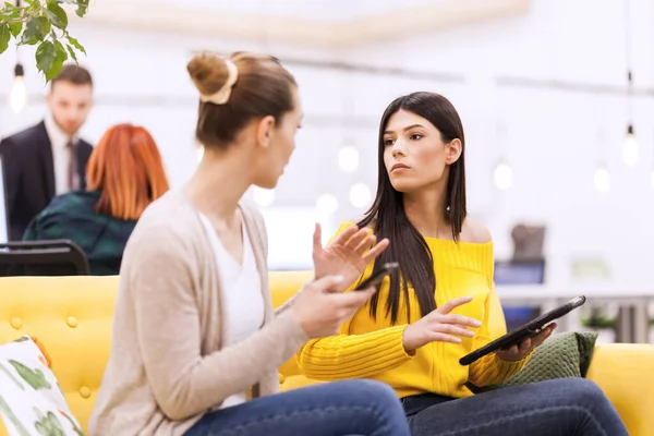 Deux Belles Jeunes Femmes Affaires Qui Discutent Dans Bureau Moderne — Photo