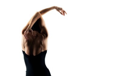 Modern balerin beyaz arka planda poz veriyor.