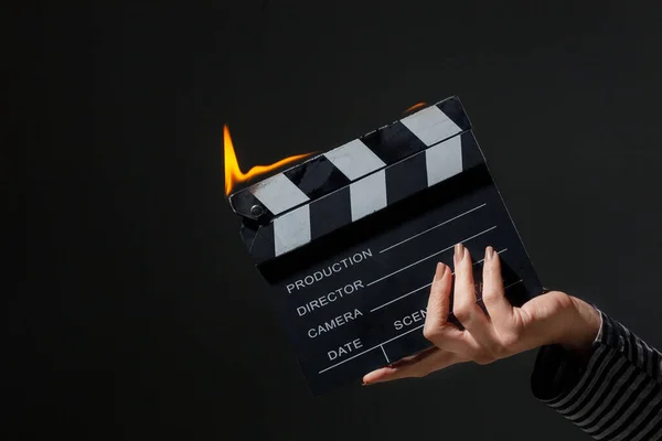 Mano Femminile Tenendo Clapperboard Fiamme Fiamme Ardenti Una Scheda Applauso — Foto Stock