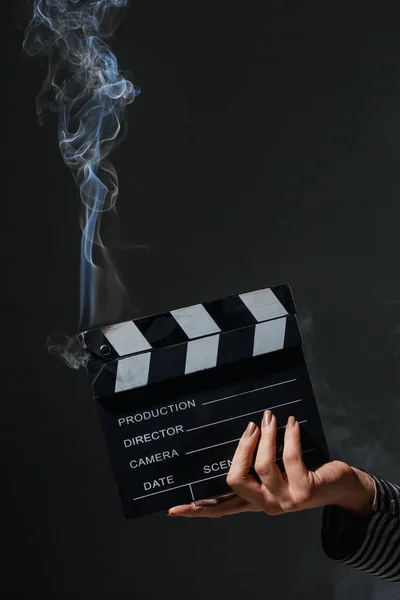 Weibliche Hand Hält Rauchendes Klappbrett Rauch Steigt Aus Heißem Filmklappbrett — Stockfoto