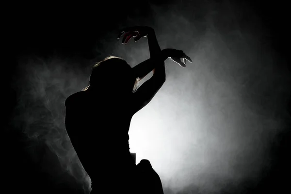 Silueta Moderna Bailarina Ballet Posando Sobre Fondo Oscuro Con Humo — Foto de Stock