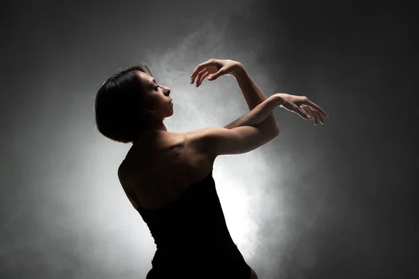 Media Silueta Bailarina Ballet Moderna Posando Sobre Fondo Oscuro Con — Foto de Stock