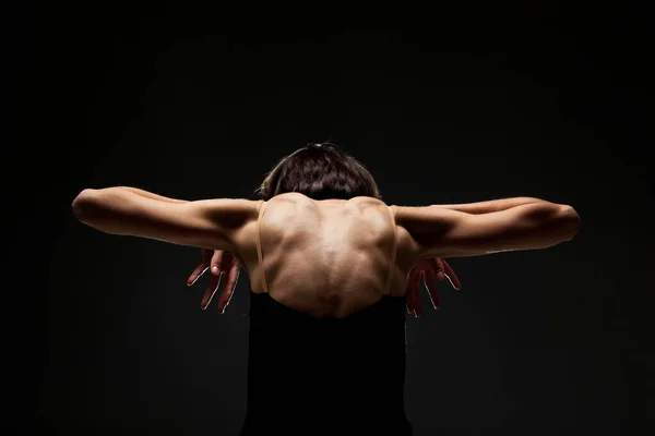 연기를 배경으로 어두운 배경에 포즈를 취하고 현대의 실루엣 무용수의 — 스톡 사진