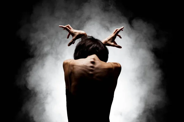 Demi Silhouette Danseuse Ballet Moderne Posant Sur Fond Sombre Avec — Photo