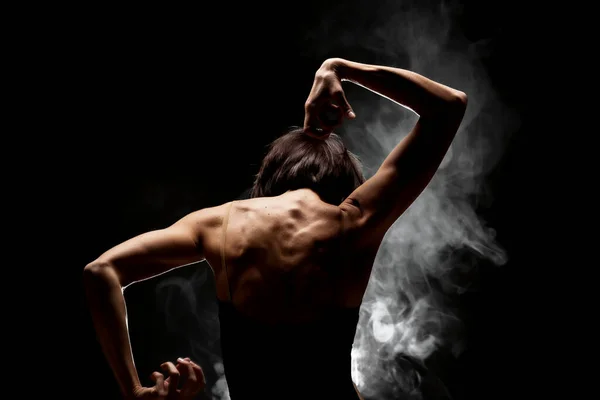 Half Silhouet Moderne Ballet Danser Poseren Donkere Achtergrond Met Rook — Stockfoto