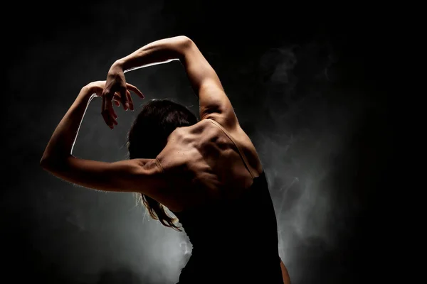 Полусилуэт Современный Балетный Танцор Позирует Темном Фоне Дымом — стоковое фото