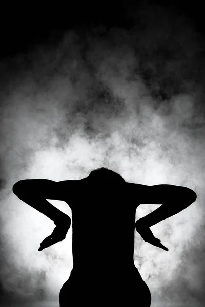 Silueta Moderna Bailarina Ballet Posando Sobre Fondo Oscuro Con Humo — Foto de Stock