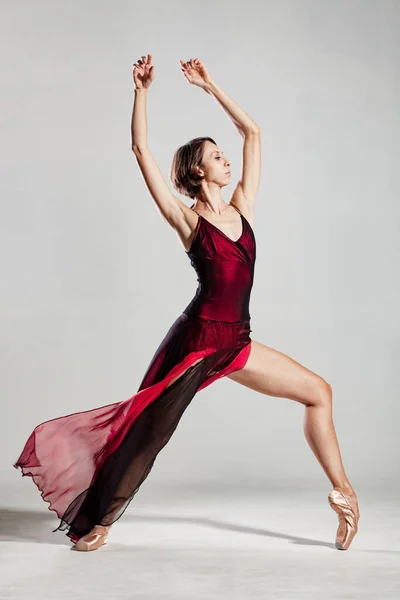 Bailarina Com Vestido Vermelho Acenando — Fotografia de Stock