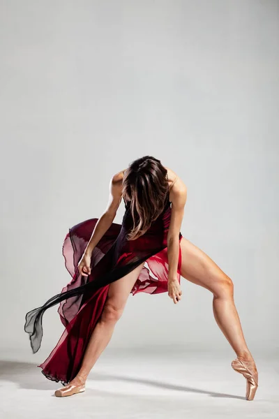 Bailarina Com Vestido Vermelho Acenando — Fotografia de Stock