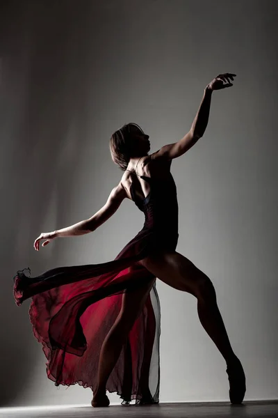 Media Silueta Bailarina Con Vestido Rojo Ondulante —  Fotos de Stock