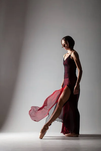 Meia Silhueta Bailarina Com Vestido Vermelho Ondulando — Fotografia de Stock