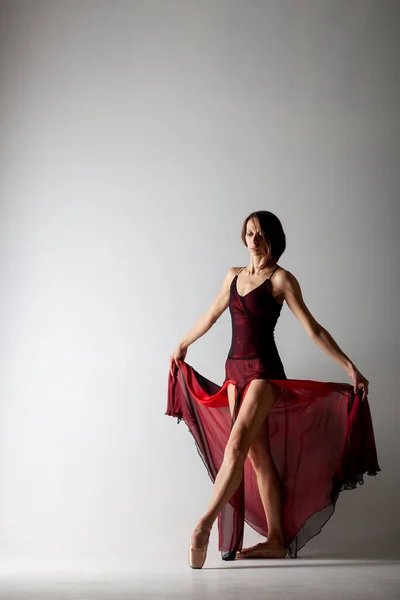 Bailarina Com Vestido Vermelho Acenando — Fotografia de Stock