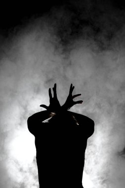 Siluet modern balerin esmer arka planda dumanla poz veriyor.