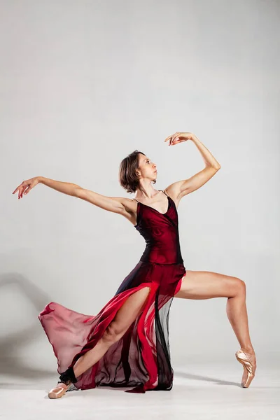 Bailarina Com Vestido Vermelho Acenando — Fotografia de Stock
