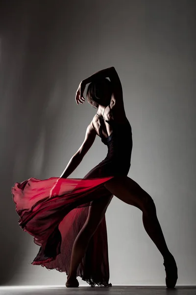 Media Silueta Bailarina Con Vestido Rojo Ondulante —  Fotos de Stock