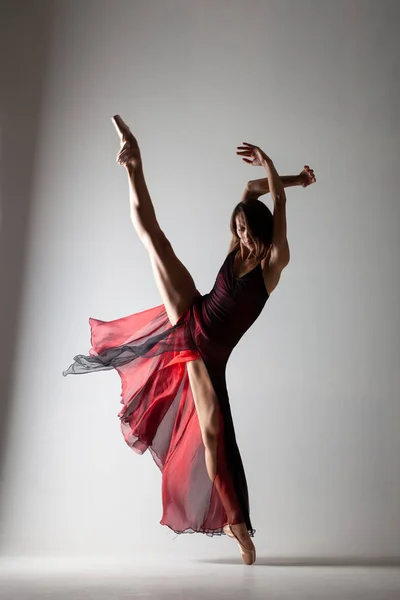 Meia Silhueta Bailarina Com Vestido Vermelho Ondulando — Fotografia de Stock