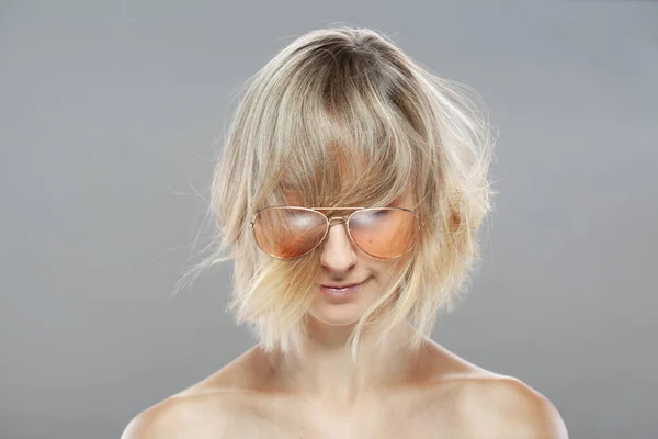 Schöne Mädchen Mode Porträt Brille Und Windiges Haar — Stockfoto