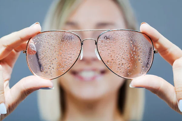 Mode Porträtt Vacker Flicka Med Våta Solglasögon Vattendroppar Synliga Fokus — Stockfoto
