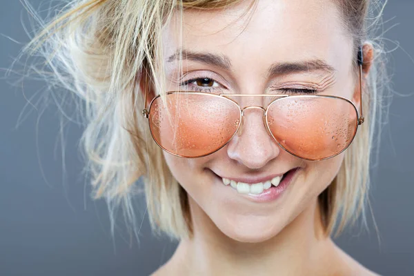 Krásná Dívka Módní Portrét Nosí Mokré Brýle Viditelnými Kapkami Vody — Stock fotografie