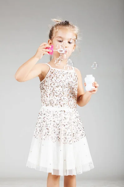 Mała Dziewczynka Robi Balony Piankowe Studio Shot — Zdjęcie stockowe