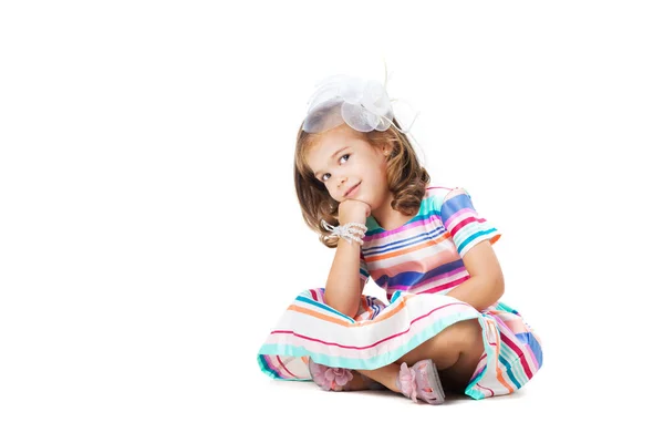 Ευτυχισμένο Κοριτσάκι Που Κάθεται Στο Πάτωμα Απομονωμένο Στα Λευκά — Φωτογραφία Αρχείου