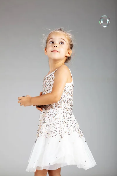 Niña Haciendo Globos Espuma Disparo Estudio —  Fotos de Stock