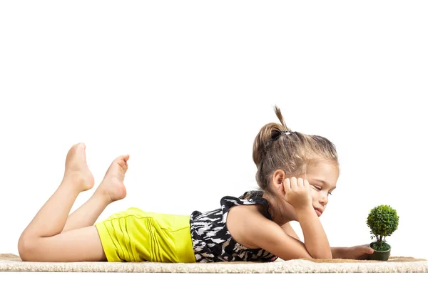 Mignonne Litthe Fille Couché Sur Sol Jouer Avec Minuscule Petit — Photo