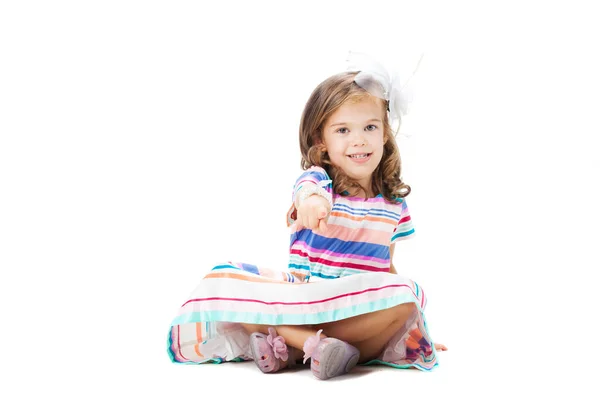 Menina Feliz Sentado Chão Isolado Branco — Fotografia de Stock