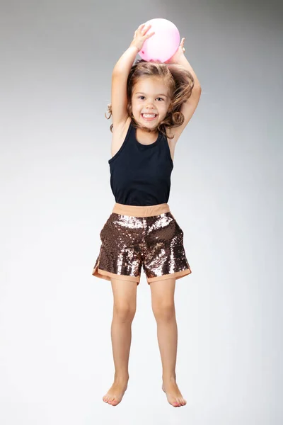 Маленькая Девочка Прыгает Воздух Воздушными Шарами — стоковое фото