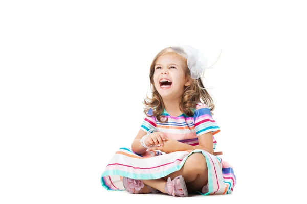 Glückliches Kleines Mädchen Auf Dem Boden Sitzend Isoliert Auf Weiß — Stockfoto