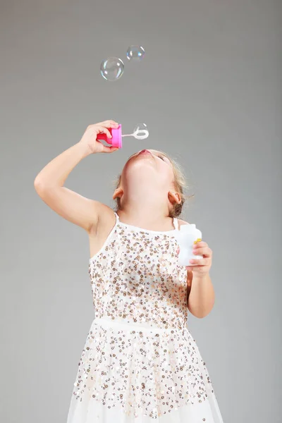 Kleines Mädchen Macht Schaumstoffballons Studioaufnahme — Stockfoto