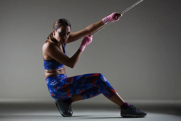 Menina Kickboxer Puxando Uma Corrente Com Envoltórios Mão Rosa — Fotografia de Stock